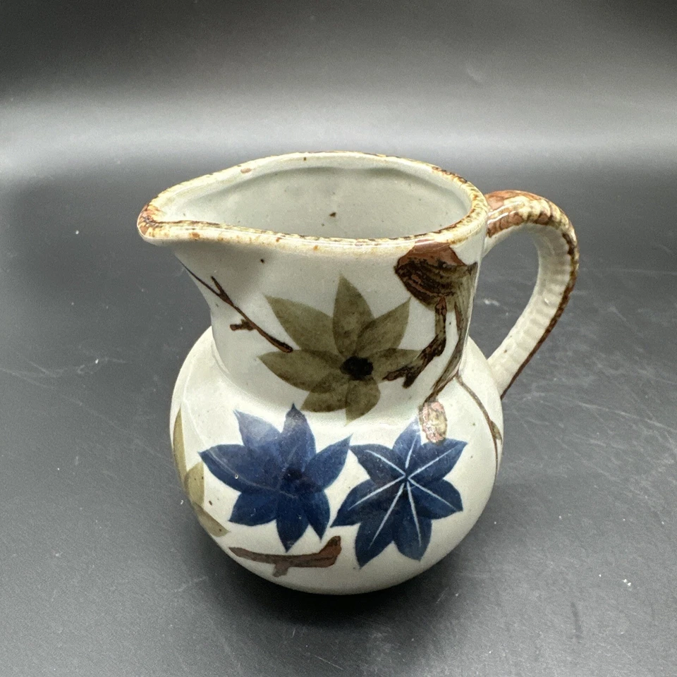 Par de 2 jarras de cerámica artística de estudio The Homestead blanco azul flores y rayas Foto 2 de 4