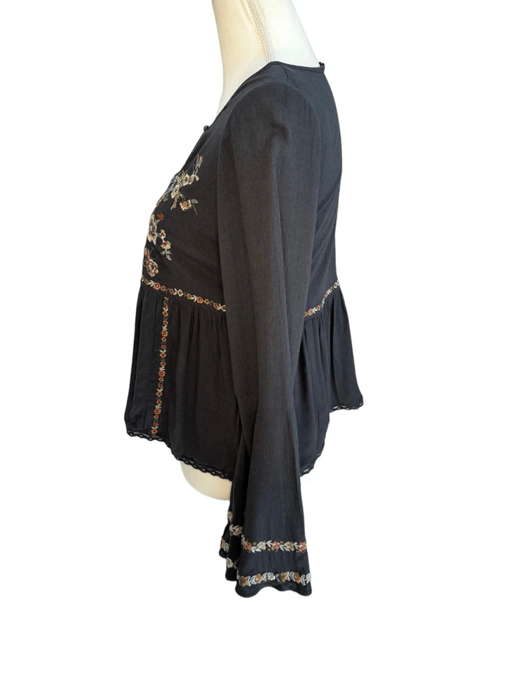 Camiseta para mujer American Eagle Outfitters XS azul floral bordado manga campana Foto 2 de 4