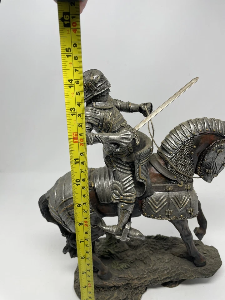 Diseño Toscano Caballeros del Palacio de Blenheim: Escultura de Caballero de Plata Foto 2 de 4