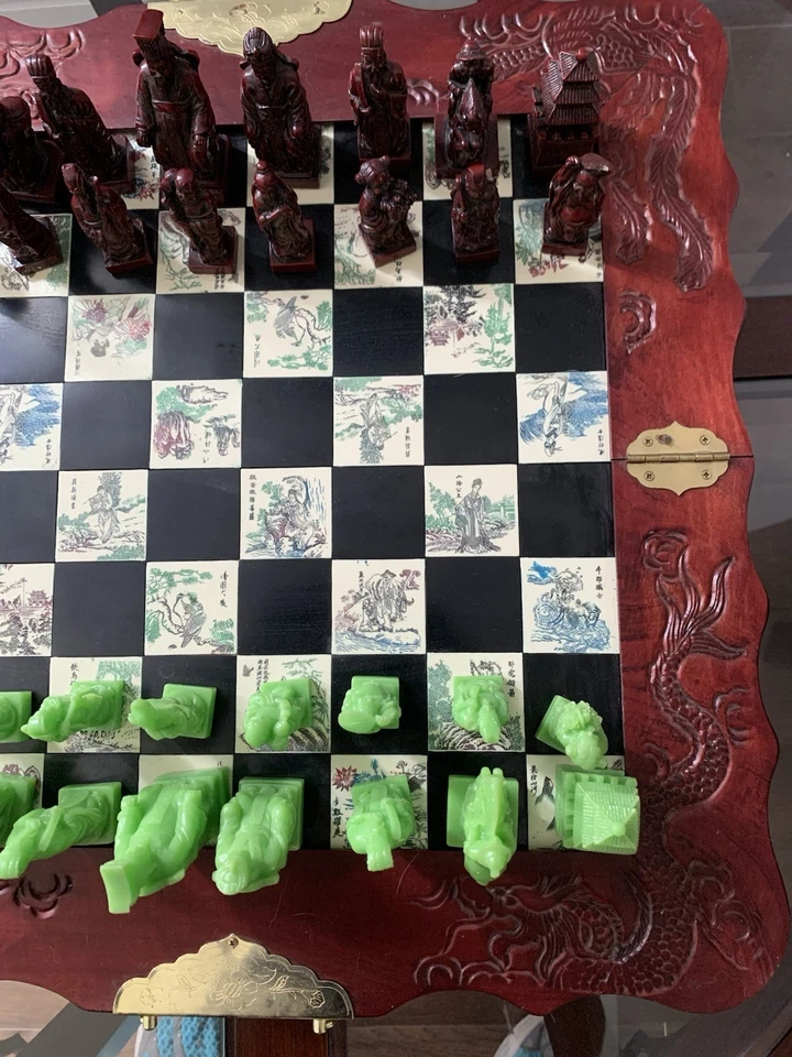Juego de ajedrez chino Redwood con talla de dragón Foto 4 de 4