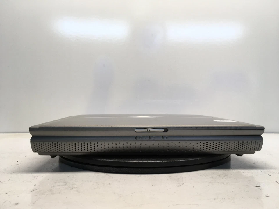 Dell Inspiron 1150 Intel Pentium 4 2,8 GHz 1 GB SIN DISCO DURO - Pantalla tenue Foto 3 de 4