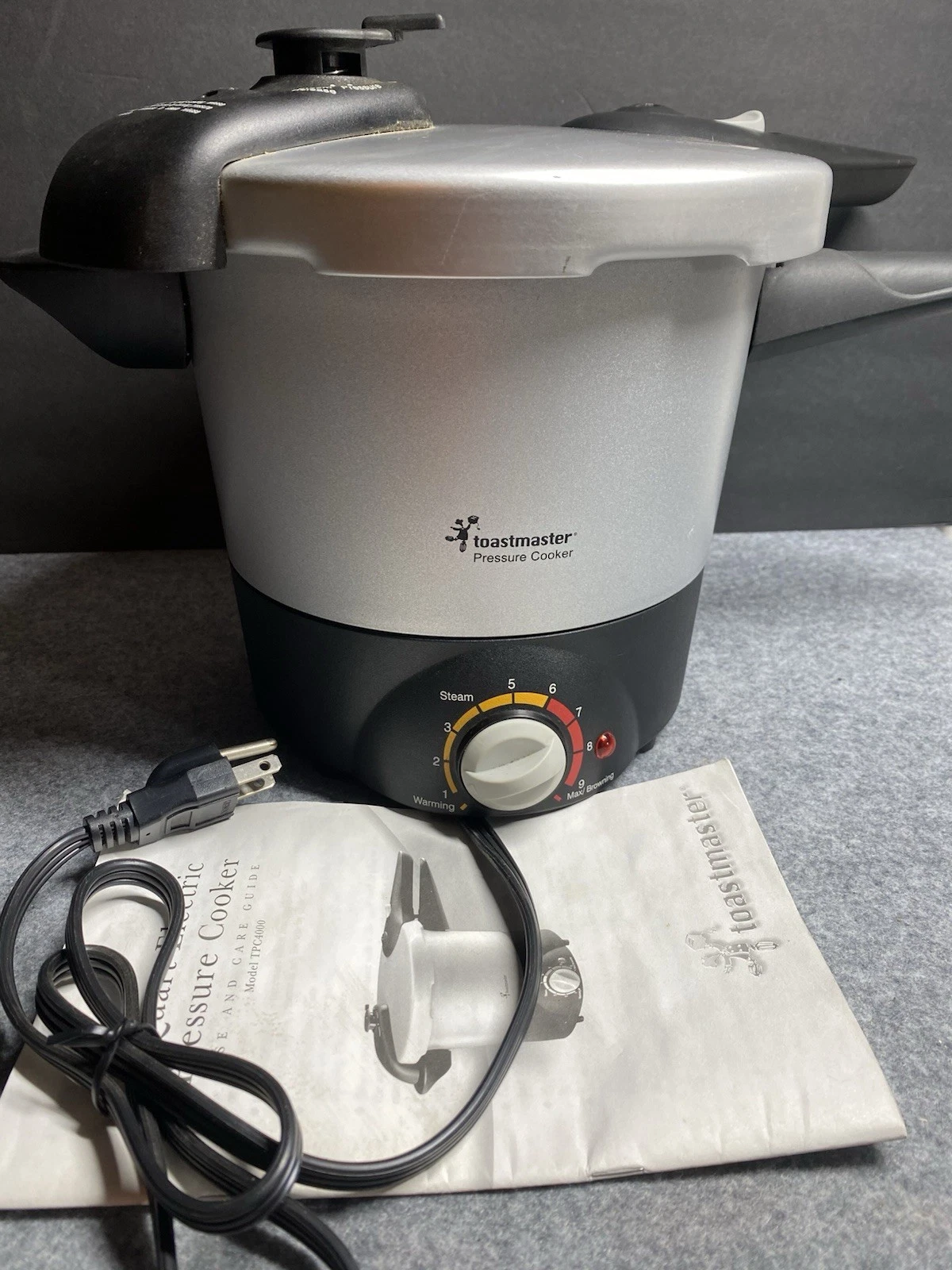 Toastmaster TPC4000, 4 Quart Pressure Cooker with Manual, Silver and Black