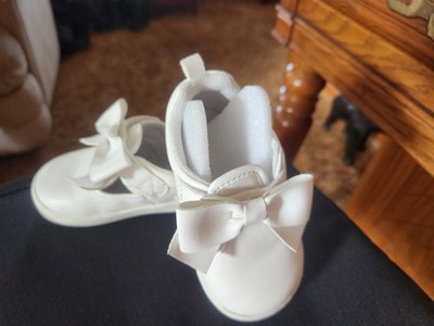 Toddler shoes for new walkers. Made by stride rite, great for every outing.