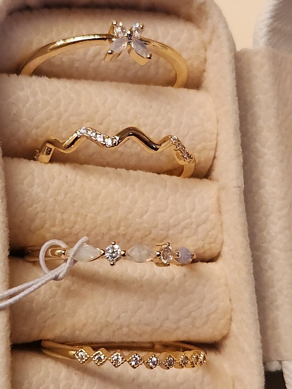 gold Adjustable   Cubic Zirconia  Case 4set New, can be used for toe rings .