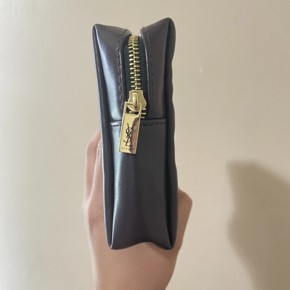 Bolsa/bolsa de maquillaje YSL púrpura Beaute con dijes dorados y espejo Foto 4 de 4