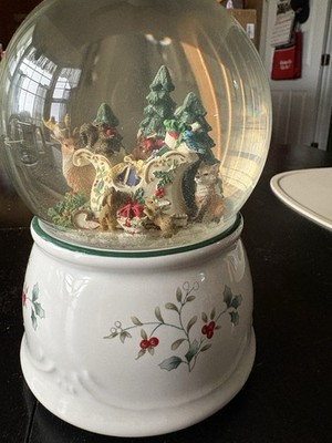 Pfaltzgraff Winterberry Musical Snow Globe