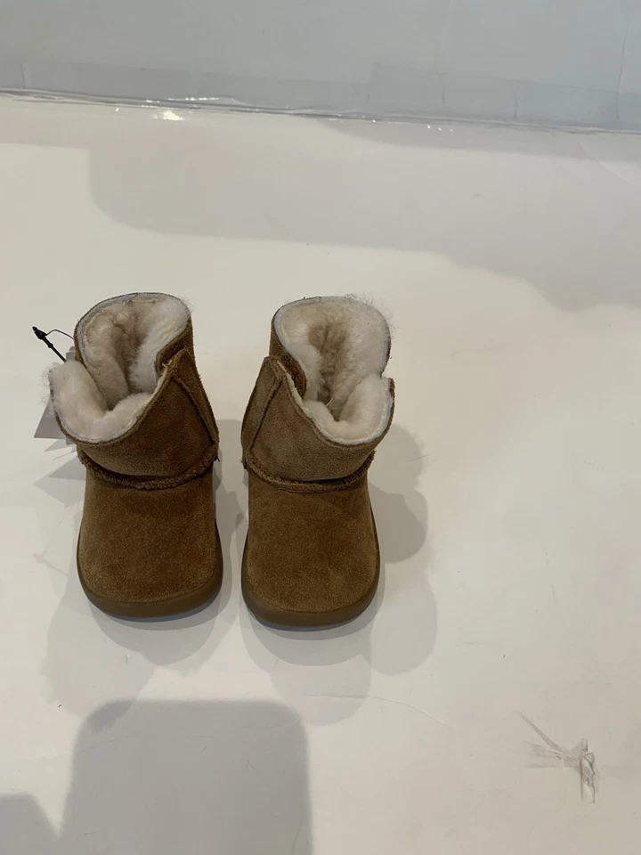 Botas UGG Infantiles Castaño, Talla 0/1 Foto 3 de 4