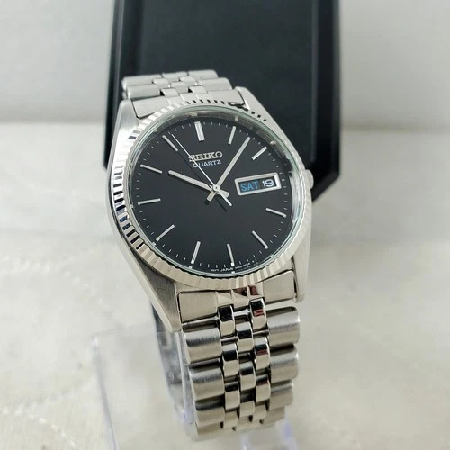 RARE VINTAGE SEIKO QUARTZ 7N43-8A40 DAY/DATE BLACK/SILVER 35MM MEN'S WATCH