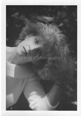 PRETTY YOUNG WOMAN 20th Century FOUND PHOTOGRAPH Black+White ORIGINAL 412 41 E