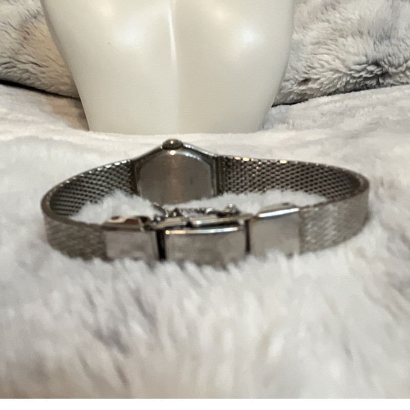 Vintage Women’s Bulova watch Silver Metal Milanese Mesh Wristwatch Band 