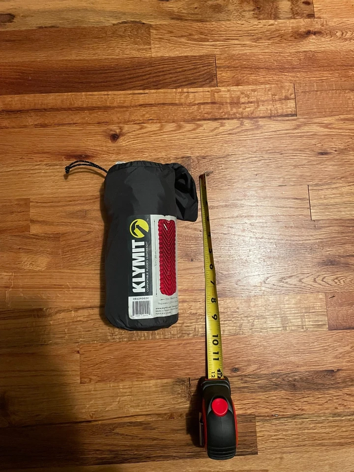 Almohadilla para dormir Klymit aislada estática V2 - roja - 23" x 72" Foto 2 de 4