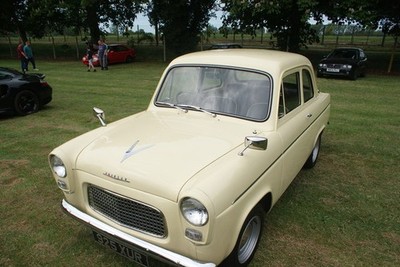 Foto 6x4 Blick auf einen Ford Popular in der Kaffee und Autos Veranstaltung in der Muse c2019
