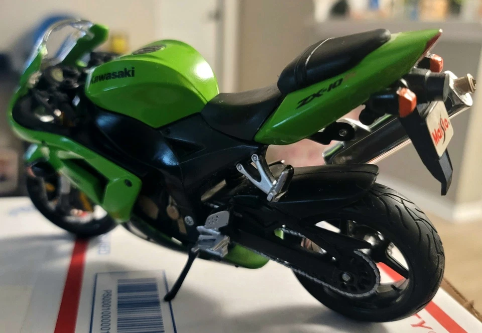 Maisto 1:12 2005 Kawasaki Ninja ZX-10R Diecast Motorcycle Green Vintage 1/12 Toy - Image 2 of 4