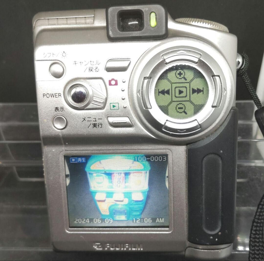 FUJIFILM FinePix 4700z Digital Camera 4.3MP Limited Silver FUJIFILM FinePix 4700z Digital Camera 4.3MP Limited Silver