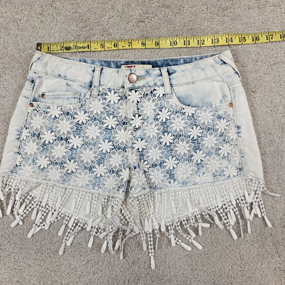 Pantalones Cortos de Denim LEI Ashley Lowrise Crochet y Encaje Talla 3 Y2K Daisy Dukes Flecos Foto 2 de 4