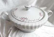 VINTAGE GOLD STANDARD ROUND COVERED VEGETABLE DISH