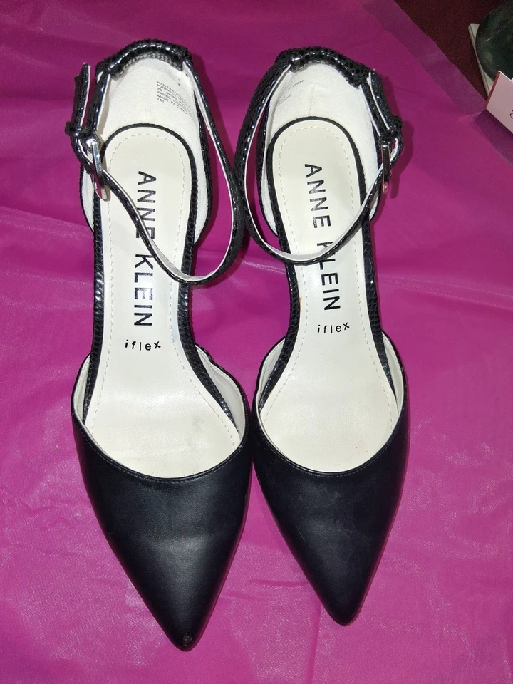 Zapatos de salón Anne Klein para mujer Fararia negros con hebilla punta talla mediana 9 tacón Foto 2 de 4