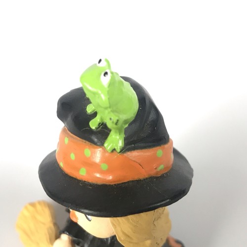 Hallmark Merry Miniatures HALLOWEEN simpatica strega con scopa e rana statuina 1982 - Foto 4 di 9
