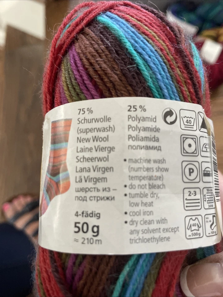 Calcetín Regia 4 Kaffe Fassett Design hilo lana/poliamida rojo azul verde 50 g 230 yardas Foto 3 de 4