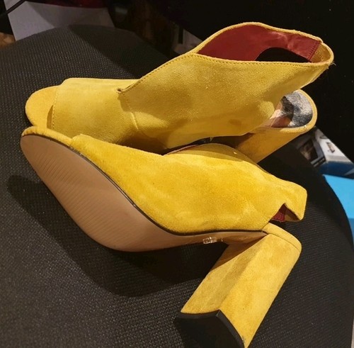 RIVER ISLAND 6 Senf Wildleder Cut-Out Blockabsatz Schuhe