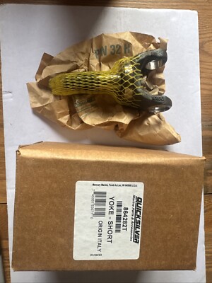 NEW GENUINE Mercury Quicksilver 864282T YOKE - SHORT OEM Alpha Vazer DRIVES OEM 