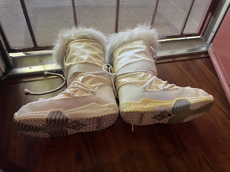 DC White Snow boots. Size M - Image 4 of 4