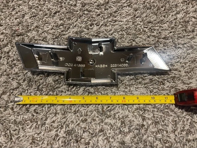 EMBLEMA DELANTERO CHEVROLET SUBURBAN TAHOE 2015 2015 2016 2017 2018 2019 2020 NEGRO Foto 2 de 2