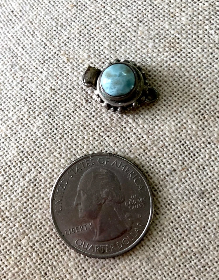 Piedras preciosas dominicanas azules redondas de plata de ley .925 1 broche de caja Foto 2 de 3