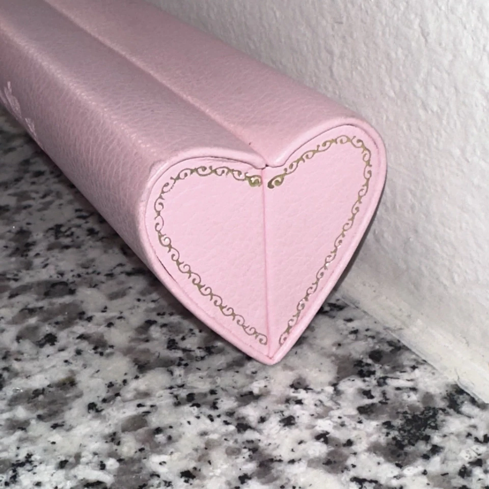 Caixa de óculos Y2K Juicy Couture em forma de coração logotipo rosa bebê - Imagem 3 de 4