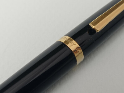 PELIKAN ROLLED GOLD FOUNTAIN PEN 18K F NIB & PELIKAN 30 IN CASE