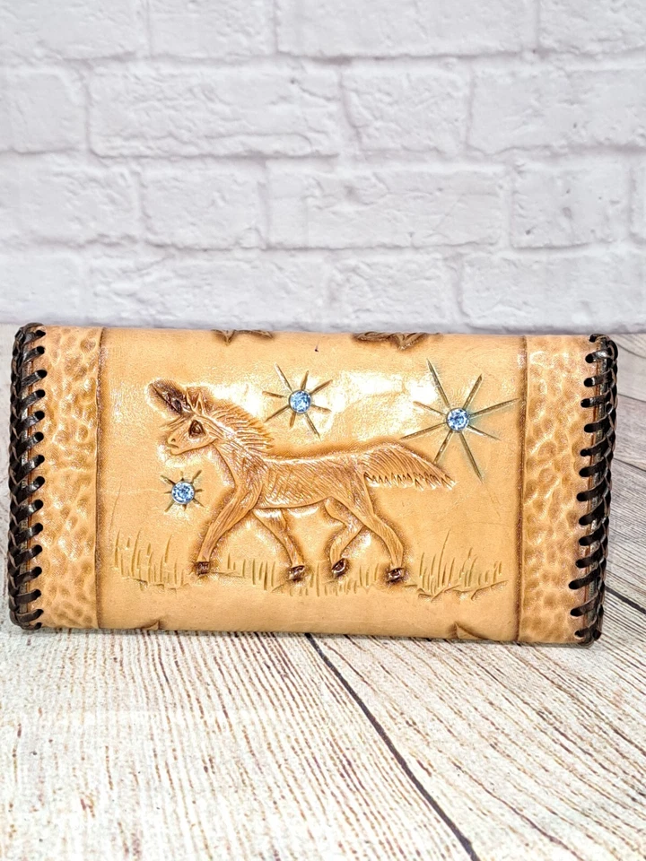 Cartera sin asas única de cuero tooled con estrás en relieve joya unicornio Turnlock Foto 3 de 4