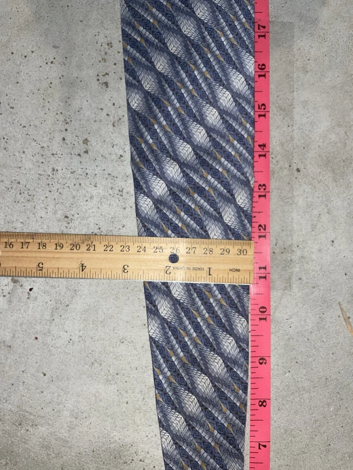 Corbata de seda Dockers Khakis para hombre con patrón geométrico azul, gris y beige Foto 2 de 4