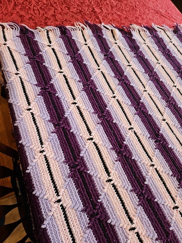 Manta afgana vintage hecha a mano de ganchillo flecos, 72" X 63", púrpura, rosa y negro Foto 3 de 3
