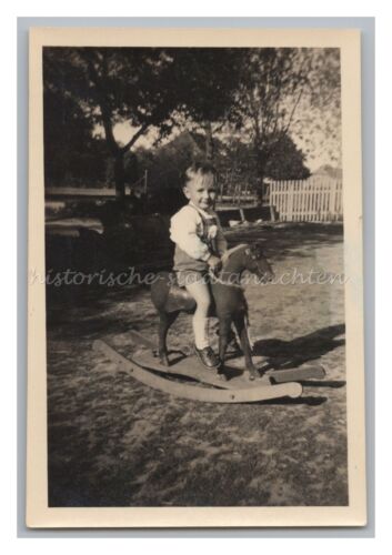 Junge mit Schaukelpferd - Spielzeug Holzpferd - Altes Foto - Bild 1 von 2