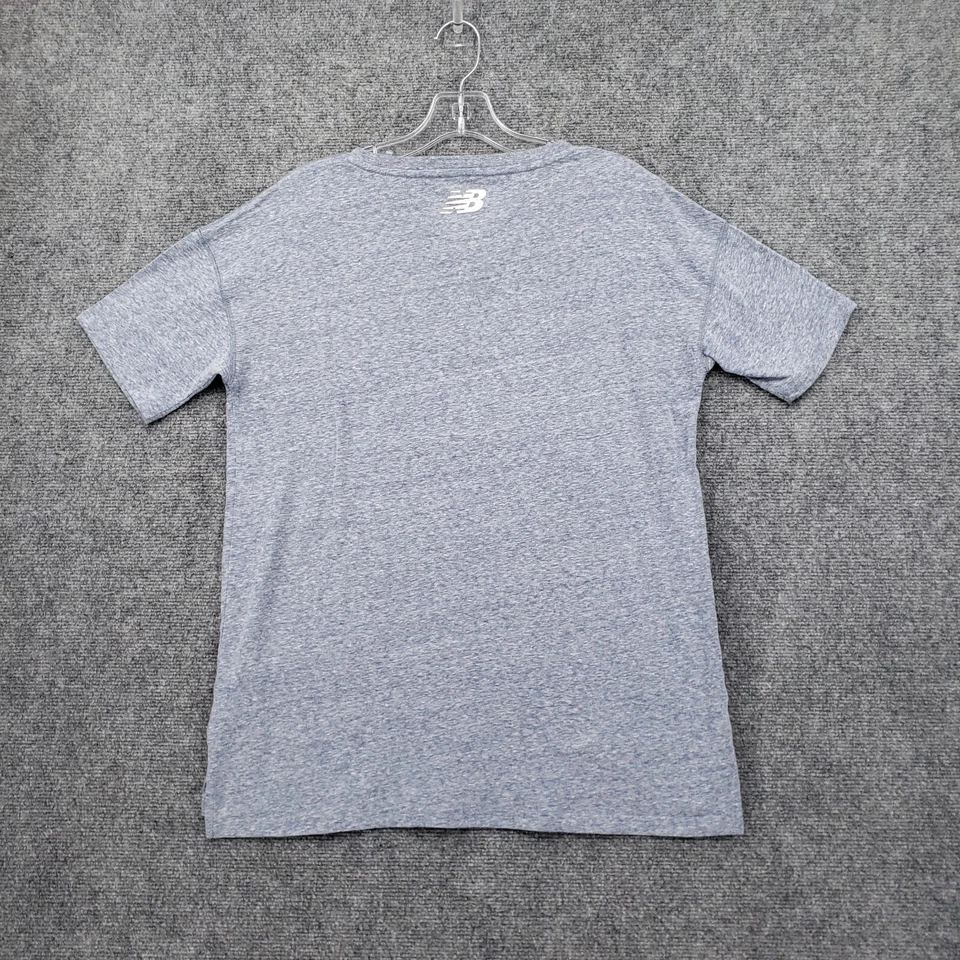Camiseta New Balance Mujer M Mediana Azul Logo Deletreado Manga Corta Mezcla de Algodón Foto 2 de 4