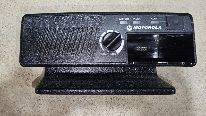 OEM Motorola RLN5869C Minitor V Amplified Charger include Minitor v Pager