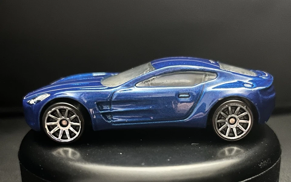 Aston Martin One-77 🔵 1:64 Diecast Model Diorama Toy Car 2017 Hot Wheels Exótico Foto 2 de 4