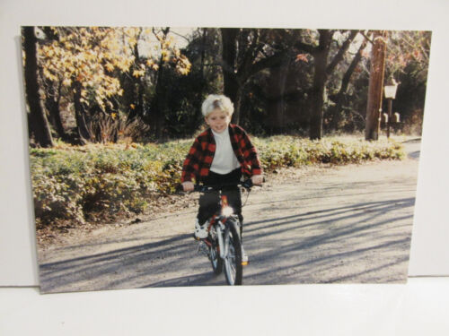 1980S VINTAGE FOUND PHOTOGRAPH COLOR ORIGINAL ART PHOTO BLONDE BOY BICYCLE BIKE - 第 1/4 張圖片