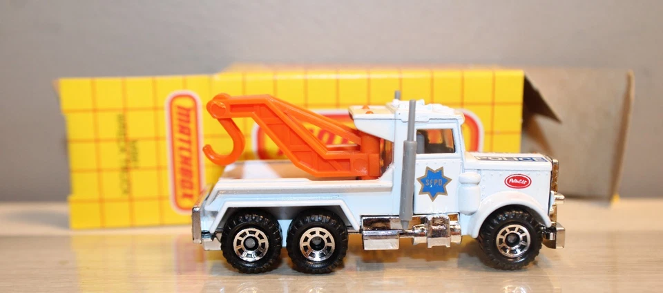 MATCHBOX MB61 PETERBILT WRECK POLICE TOW TRUCK NOS VINTAGE 1981 - Image 4 of 4