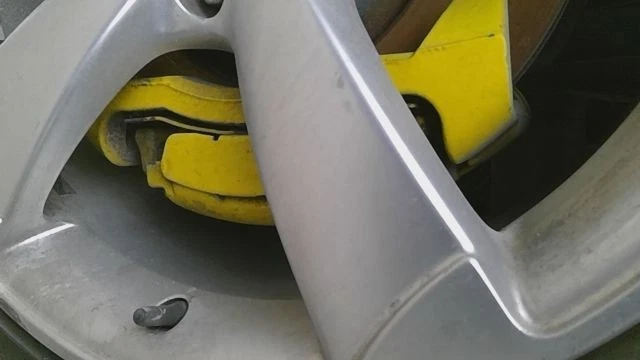 08 09 10 11 12 13 14 15 AUDI TT Pinza izquierda y derecha par delantero amarillo Foto 3 de 3