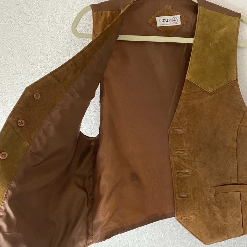Sheplers Western замшевый кожаный жилет мужской маленький желтовато-коричневый на пуговицах регулируемый назад - Изображение 4 из 4