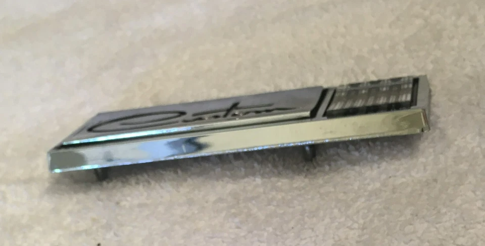 Placa de identificação emblema NOS Mopar 1965 Dodge Custom 880 Fender 2578548 - Imagem 4 de 4