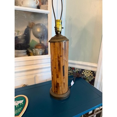 Mid Century Bambus Split Rattan Säulenform Tischlampe mit Messing Details