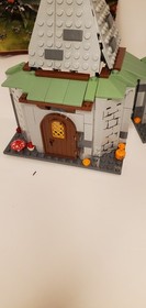 LEGO: Harry Potter Hagrid's Hut (4738) Missing pieces.