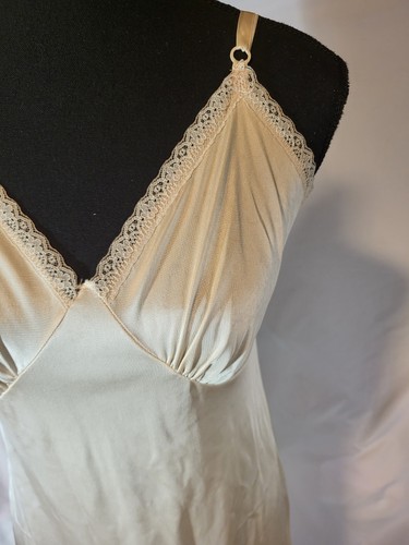 Vintage Sears Women's 36 Full Doesn't Slip Dress Beige Nylon - Picture 2 of 6