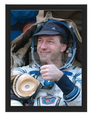 ASTRONAUT MIKE FOALE THUMBS UP AFTER SPACE MISSION 8X10 FRAMED PHOTO