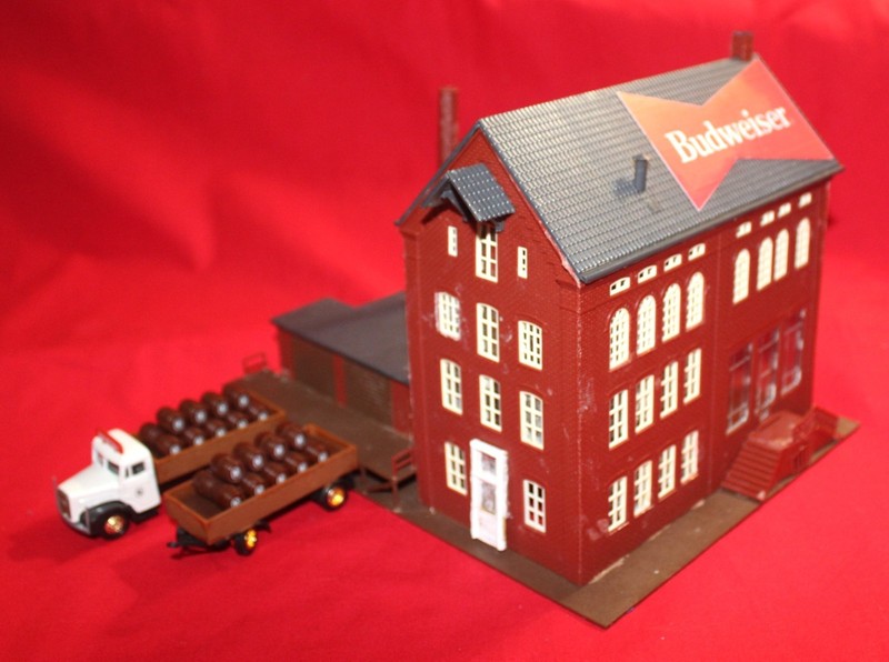 Budweiser Large Brewery & Beer Barrel Hauler Truck & Trailer - HO Scale