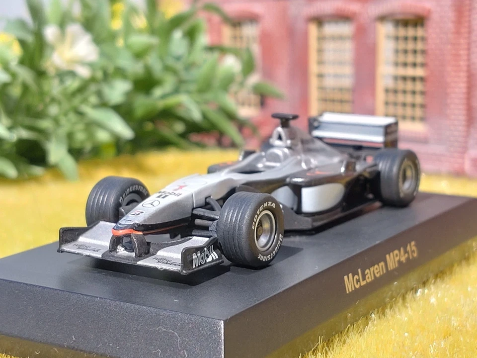 F1 200X / McLaren Mercedes / MP4-15 / Nº1 D.Coulthird / 1/64 Diecast car / Kyosho Foto 2 de 4