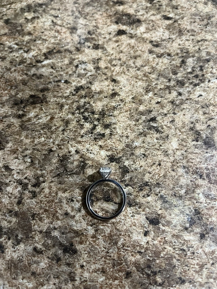 Anillo de compromiso ovalado cultivado en laboratorio de oro blanco de 14 K D/IF de 1,61 quilates Foto 4 de 4