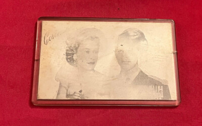 Queen Elizabeth II, 1953x Coronation souvenir. 3-D, Tilting morphing images.